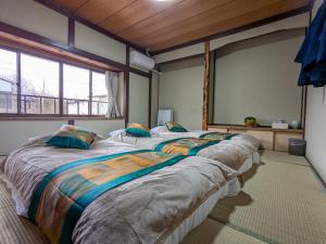 富士たから荘山中館客房内的一张或多张床位
