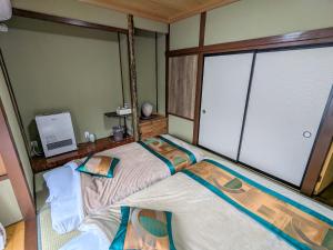 富士たから荘山中館客房内的一张或多张床位