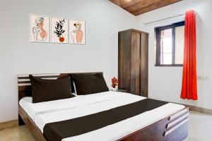 um quarto com uma cama grande e uma janela em Hotel O Malavli Lonavala Hill View em Lonavala mais 24 fotografias