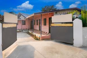 um edifício com dois portões à frente em Hotel O Malavli Lonavala Hill View em Lonavala