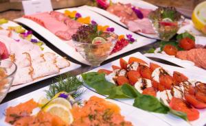 una mesa llena de diferentes tipos de comida en platos en Hotel Stadt München, en Düsseldorf