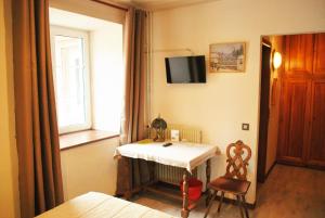 TV a/nebo společenská místnost v ubytování Logis Hôtel Restaurant Kleiber