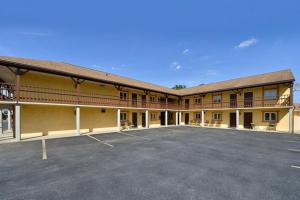 a large parking lot in front of a motel at Soudersburg Inn & Suites Lancaster in Ronks