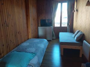 una piccola stanza con due letti e una televisione di Vanessa et Julien 1 a Vailly-sur-Sauldre