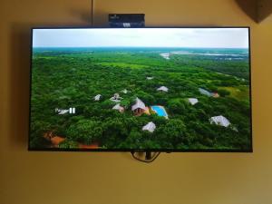 TV a/nebo společenská místnost v ubytování Cloud Nine Lanka Resort Wilpattu