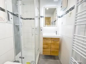 a bathroom with a shower and a sink at ImmoStay S#Ferienhaus - Parken & WiFi in Bremen
