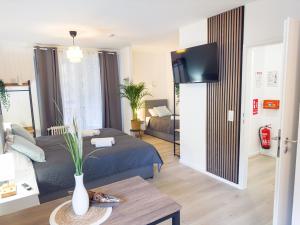 a living room with a bed and a couch and a table at ImmoStay S#Ferienhaus - Parken & WiFi in Bremen