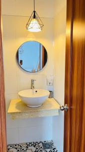 Un baño con un lavabo blanco y un espejo. en Vang's Homestay - Huế, en Ấp Long Hồ Hạ 33 fotos más