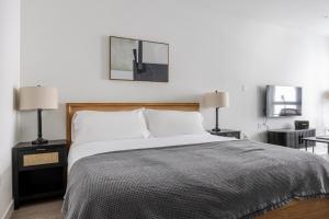 a bedroom with a large bed with two night stands at Blueground San Pedro wd nr USS Iowa LAX-1317 in Los Angeles +28 photos