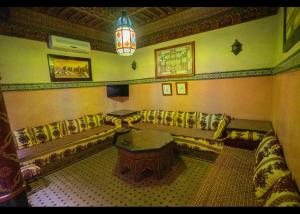 un salon avec des canapés et une table dans l'établissement Riad Kamal de luxe avec jacuzzi et trois piscines au cœur de Marrakech, à Marrakech