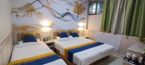 Postel nebo postele na pokoji v ubytování Qufu Garden Hotel
