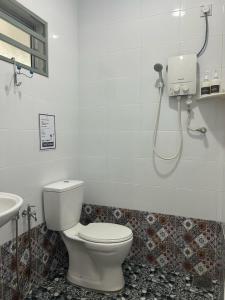 une salle de bains avec toilettes et lavabo dans l'établissement Warm Stay No10 Boutique Residence House 7B7B by Verve, à Ipoh 10 autres photos