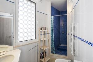 a bathroom with a sink and a toilet and a shower at Apt. À Porta in Lagos