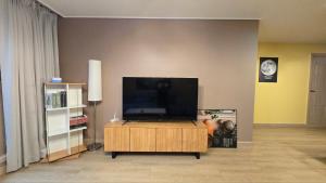 un soggiorno con TV a schermo piatto su un tavolo di A-Bridge house 1-A a Incheon Altre 25 foto