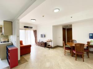 Телевизор и/или развлекательный центр в Comfort 2BR at Bona Vista Apartment By Travelio