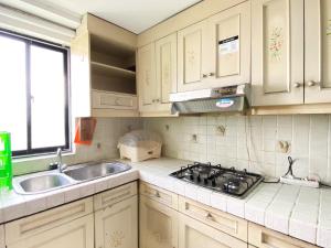 Кухня или мини-кухня в Comfort 2BR at Bona Vista Apartment By Travelio

