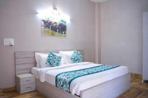 Postel nebo postele na pokoji v ubytování Vrindavan Dreams Hotel and Suites