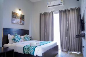 Postel nebo postele na pokoji v ubytování Vrindavan Dreams Hotel and Suites