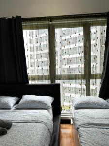 Postel nebo postele na pokoji v ubytování Stay at Regalia KLCC View Sky Pool
