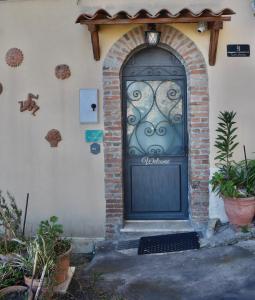 a blue door on the side of a building at ViDa Home in Castelmola