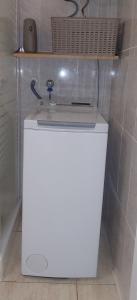 ein Badezimmer mit einem Waschbecken auf dem WC in der Unterkunft Altagay, apartamento con impresionantes vistas al mar y a El Teide in Punta del Hidalgo