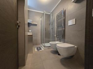 a bathroom with a shower and a toilet and a sink at Appartamento Flair 43 in Mostacciano 