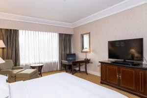TV a/nebo společenská místnost v ubytování Mangkuluhur ARTOTEL SUITES