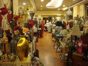 a store filled with lots of different types of flowers at Hotel San Antonio in Avila