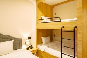 Postel nebo postele na pokoji v ubytování Ngọc Minh Châu Hotel