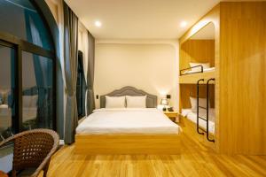 Postel nebo postele na pokoji v ubytování Ngọc Minh Châu Hotel