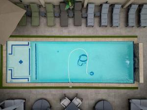 una piscina con una foto de una cara. en Q's Evander Hotel & Apartments, en Evander