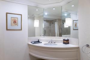 Koupelna v ubytování Mangkuluhur ARTOTEL SUITES