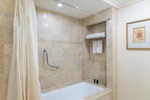 Koupelna v ubytování Mangkuluhur ARTOTEL SUITES