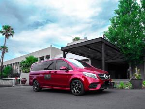 una camioneta roja estacionada frente a un edificio en Q's Evander Hotel & Apartments, en Evander 2 fotos más