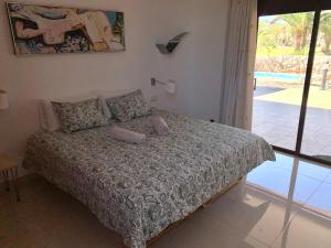 Posteľ alebo postele v izbe v ubytovaní Zen Villa Anfi Tauro Golf with private heated pool