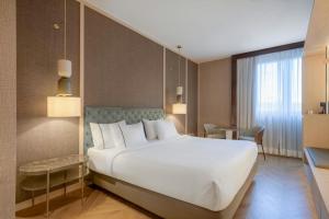 Postel nebo postele na pokoji v ubytování AC Hotel Firenze by Marriott