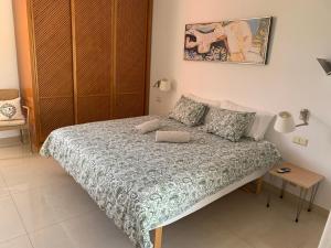 Posteľ alebo postele v izbe v ubytovaní Zen Villa Anfi Tauro Golf with private heated pool
