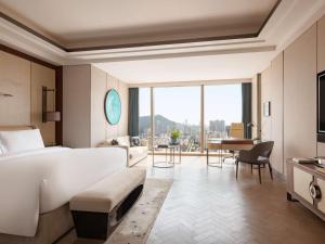 TV a/nebo společenská místnost v ubytování Raffles Shenzhen, Situated in the heart of One Shenzhen Bay, Book Now to Enjoy Free Minibar and Happy Hour Privileges at Long Bar on 71F
