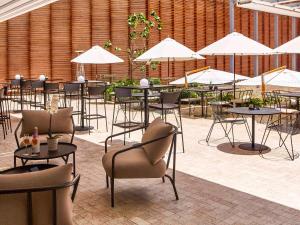 Um restaurante ou outro lugar para comer em Pullman Lima San Isidro
