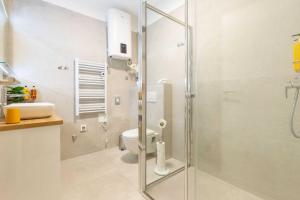 un bagno con doccia e WC di Charming and Elegant Rooms Zadar Historic Center a Zara (Zadar)
