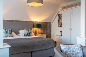 Un ou plusieurs lits dans un hébergement de l'établissement Botany Bay Hotel