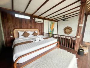 un dormitorio con una cama grande en una habitación en The Phalosaa Villa, en Ngaglik 62 fotos más