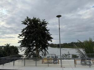 Výhled na řeku, která protéká v blízkosti chaty