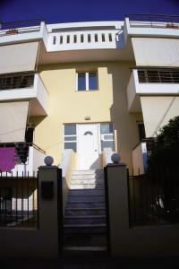 卡拉马塔Sunny Apartments - Tolis 2oς的白色门和楼梯的房子
