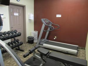 Fitness centrum a/nebo fitness zařízení v ubytování Crystal Springs Inn and Suites