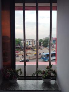 una vista de una ciudad desde una ventana en Hotel Sarovar Inn, en Ahmedabad