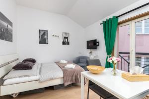 Camera bianca con letto e tavolo di Private Retreat Close to Stations in Praha 3 a Praga