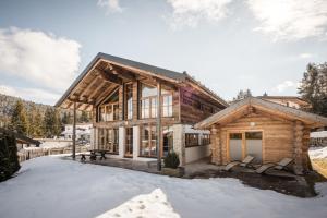 domek z bali zimą ze śniegiem w obiekcie IM WEIDACH Superior Chalets w mieście Leutasch