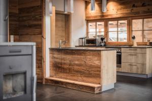 Kuchnia lub aneks kuchenny w obiekcie IM WEIDACH Superior Chalets