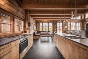 Kuchnia lub aneks kuchenny w obiekcie IM WEIDACH Superior Chalets